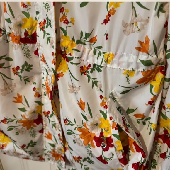 Hooded rain jacket/wind breaker - Picture 3 of 5